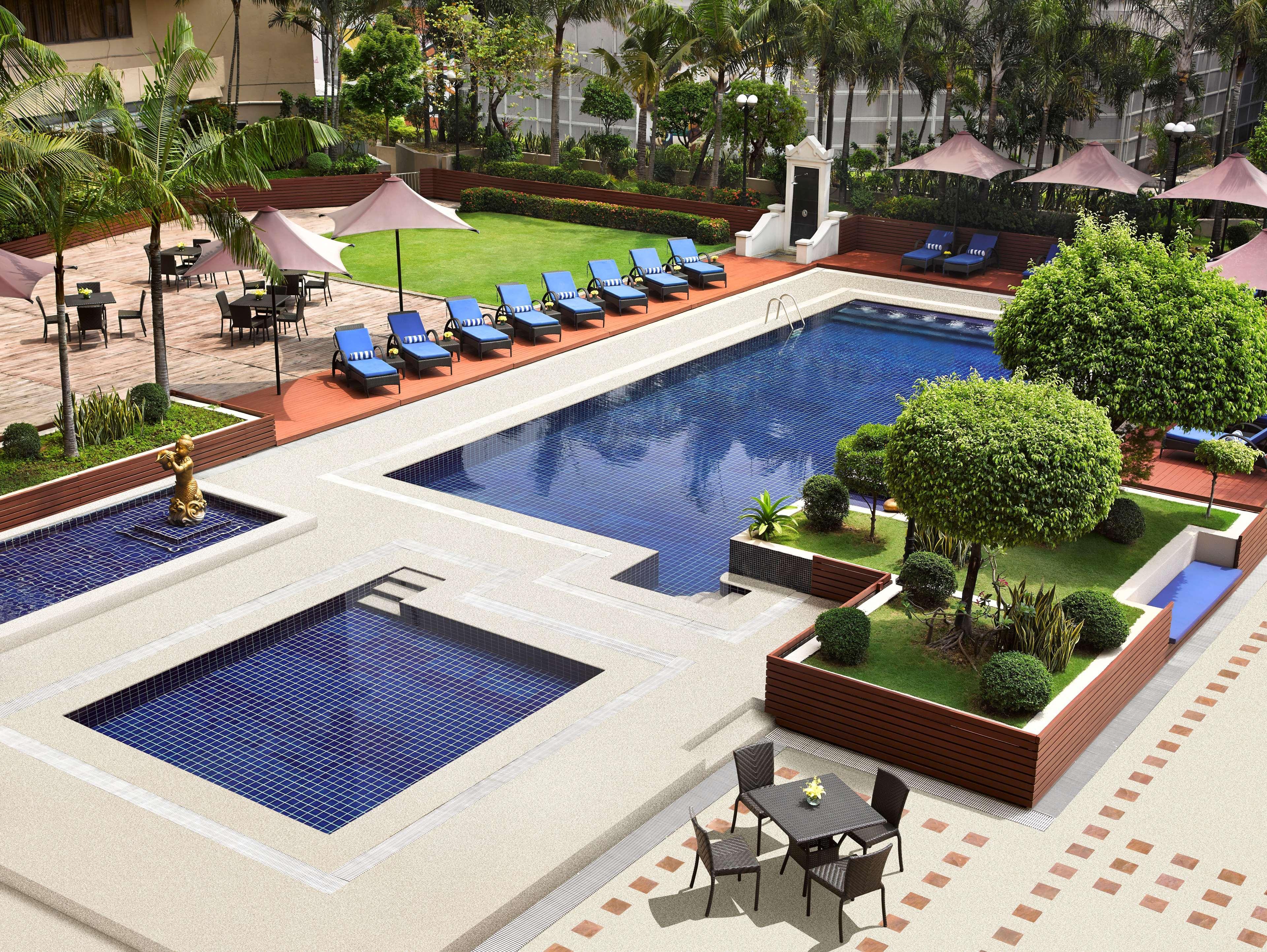 Hotel Dusit Thani Manila Makati City Exterior foto The pool at the hotel