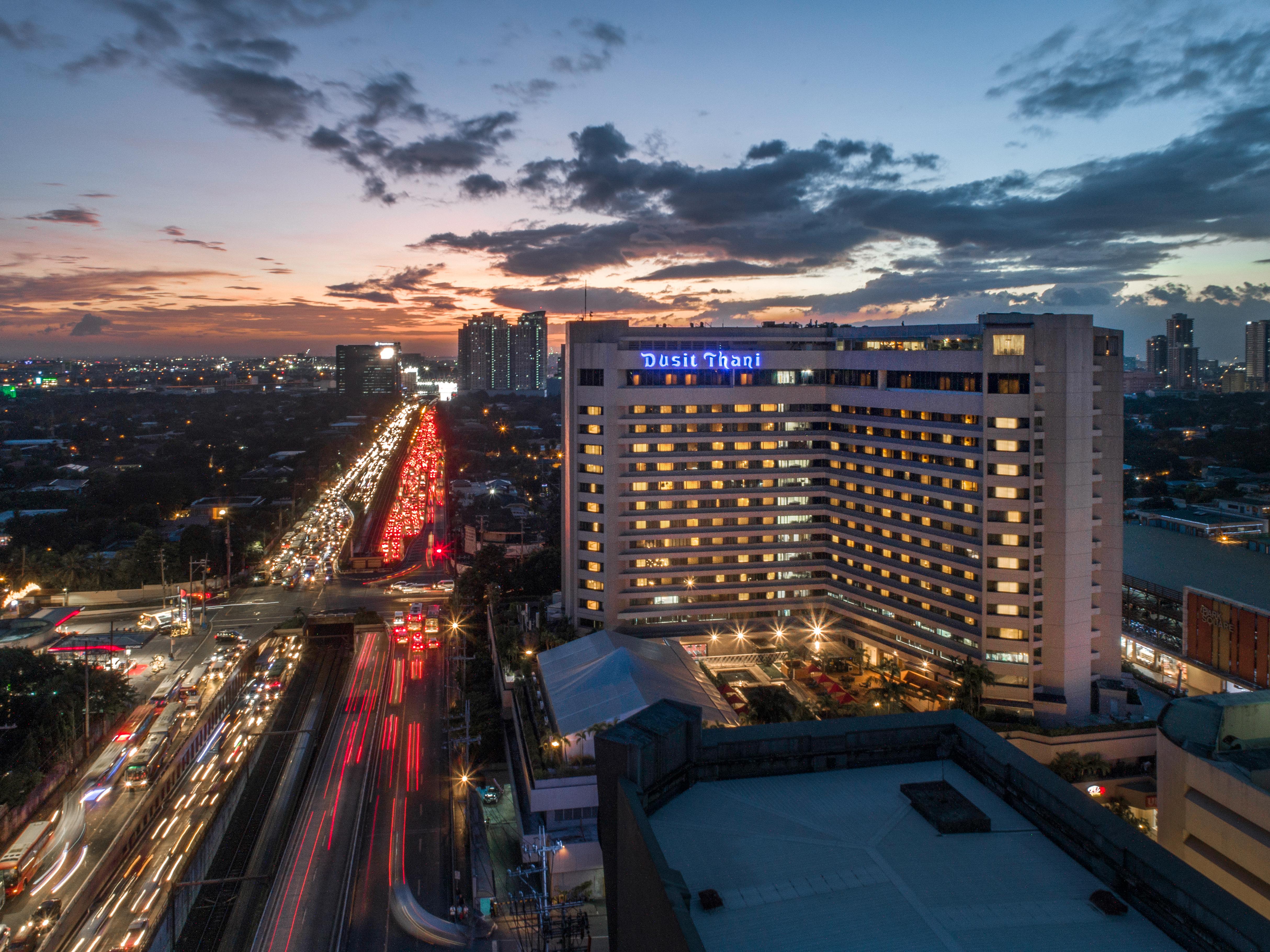 Hotel Dusit Thani Manila Makati City Exterior foto The hotel at night