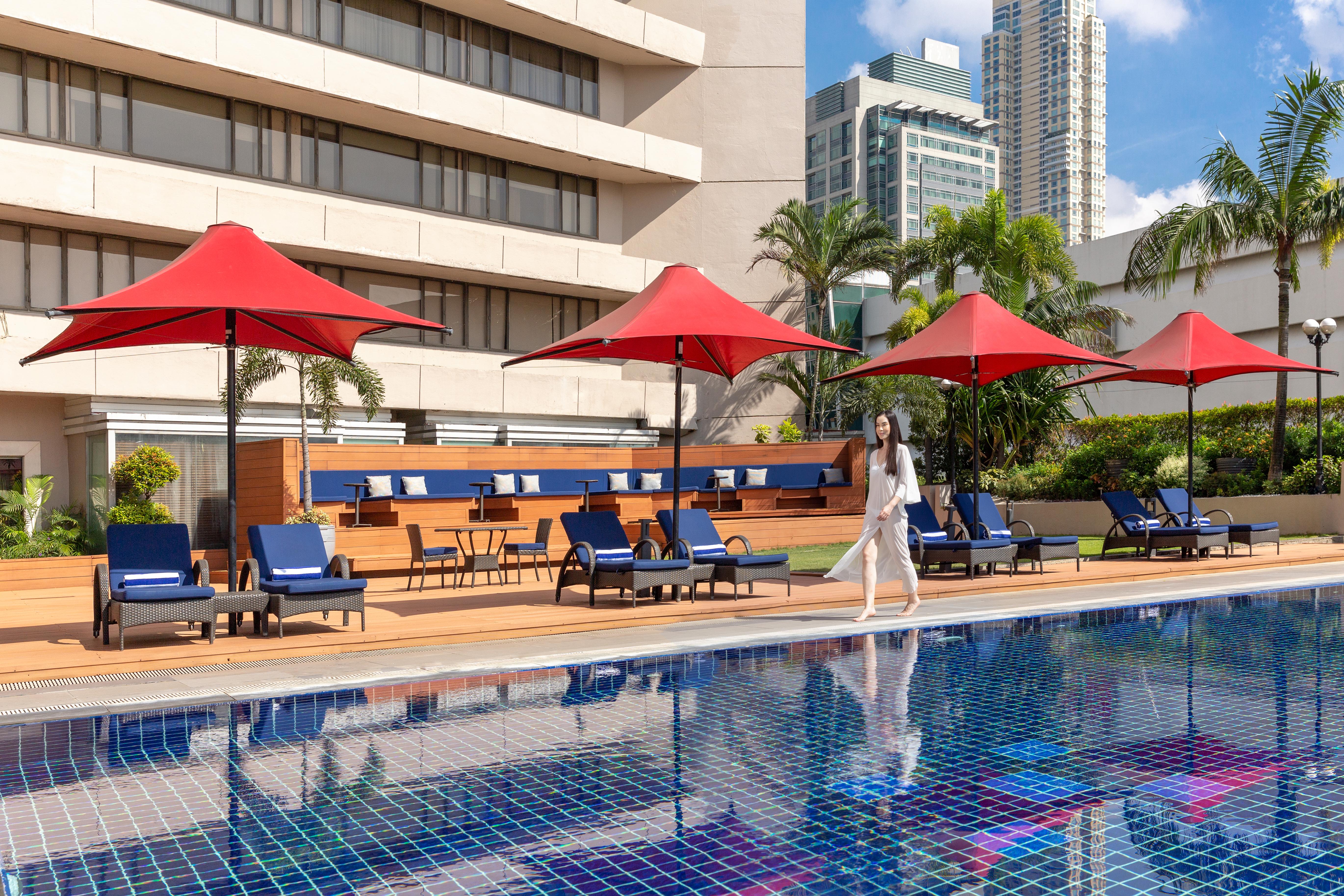 Hotel Dusit Thani Manila Makati City Exterior foto The pool at the hotel