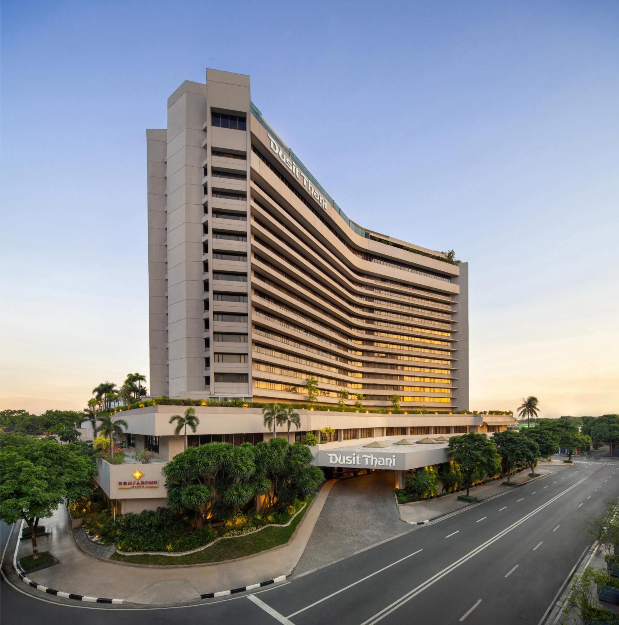 Hotel Dusit Thani Manila Makati City Exterior foto The hotel in 2016