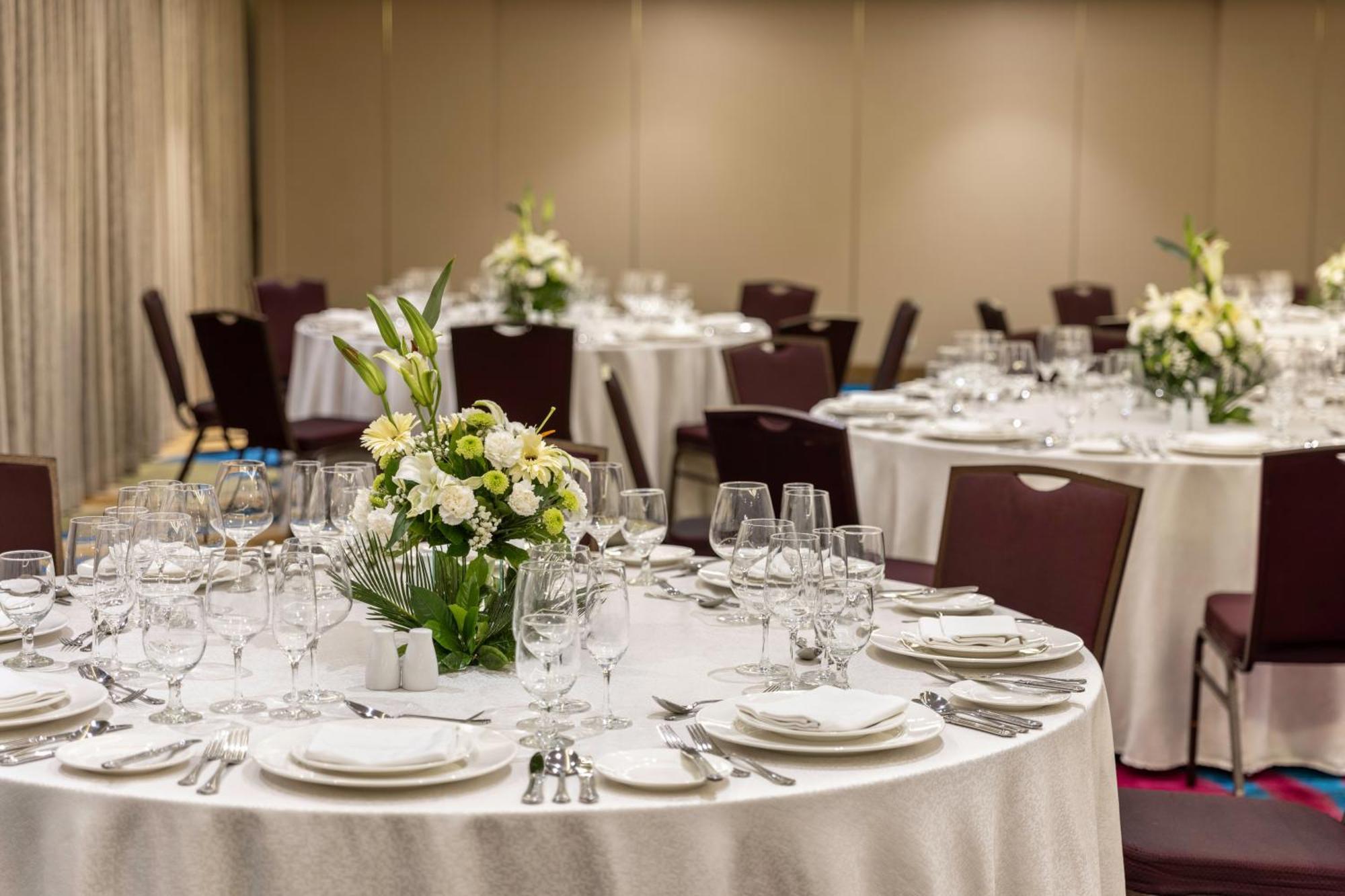 Hotel Dusit Thani Manila Makati City Exterior foto A table set for a formal dinner