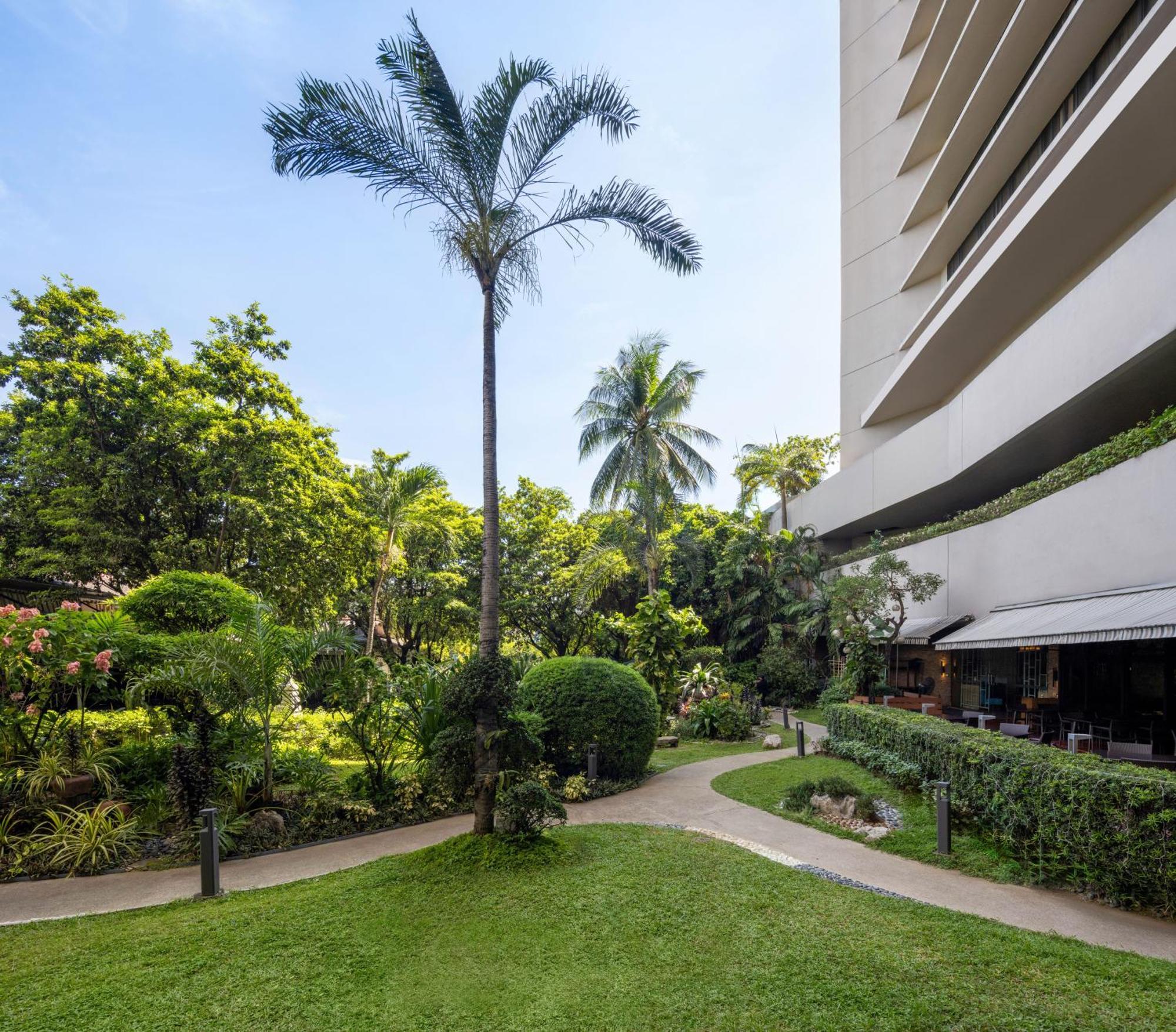 Hotel Dusit Thani Manila Makati City Exterior foto The hotel's garden