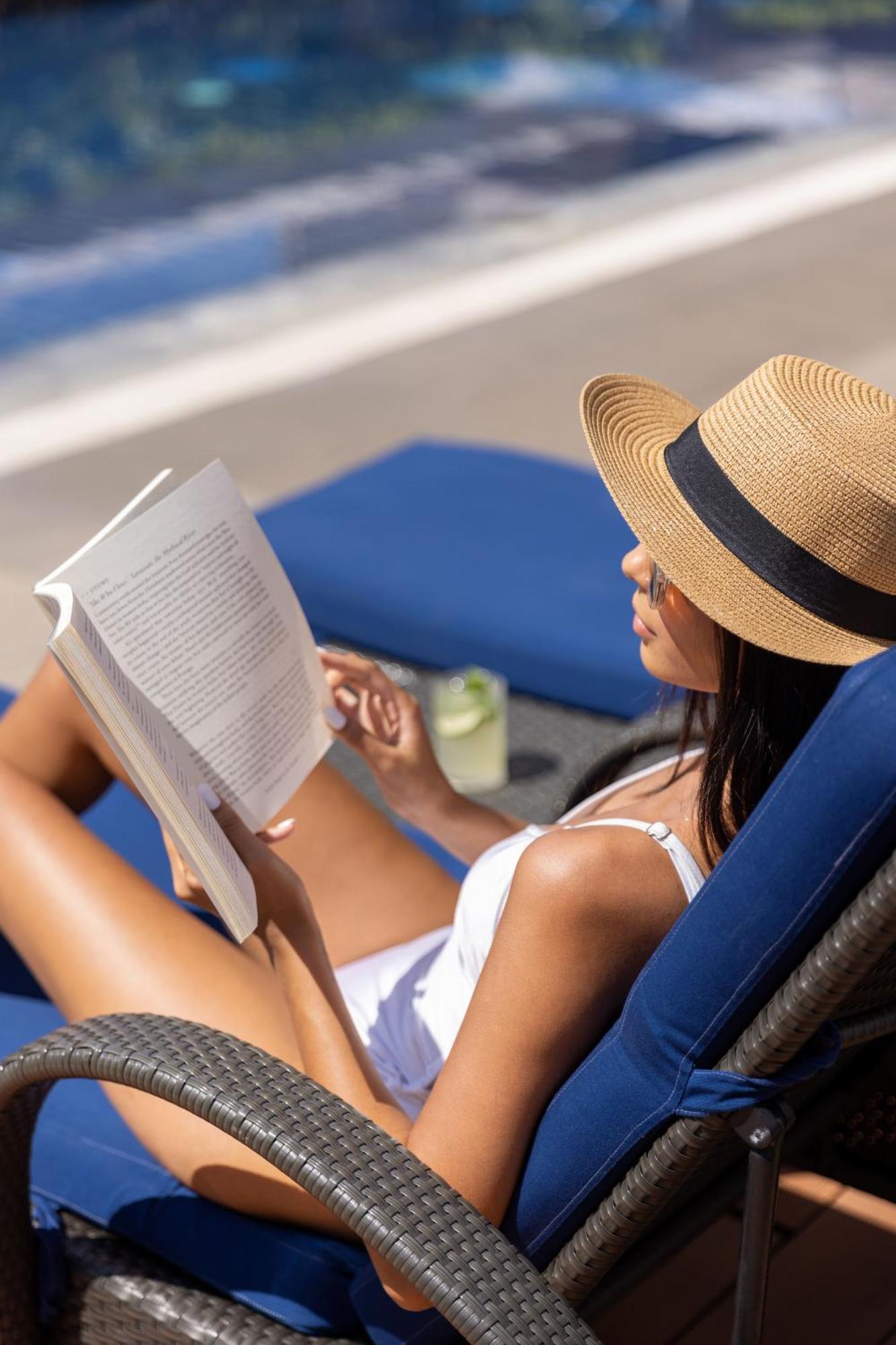 Hotel Dusit Thani Manila Makati City Exterior foto A woman reading a book