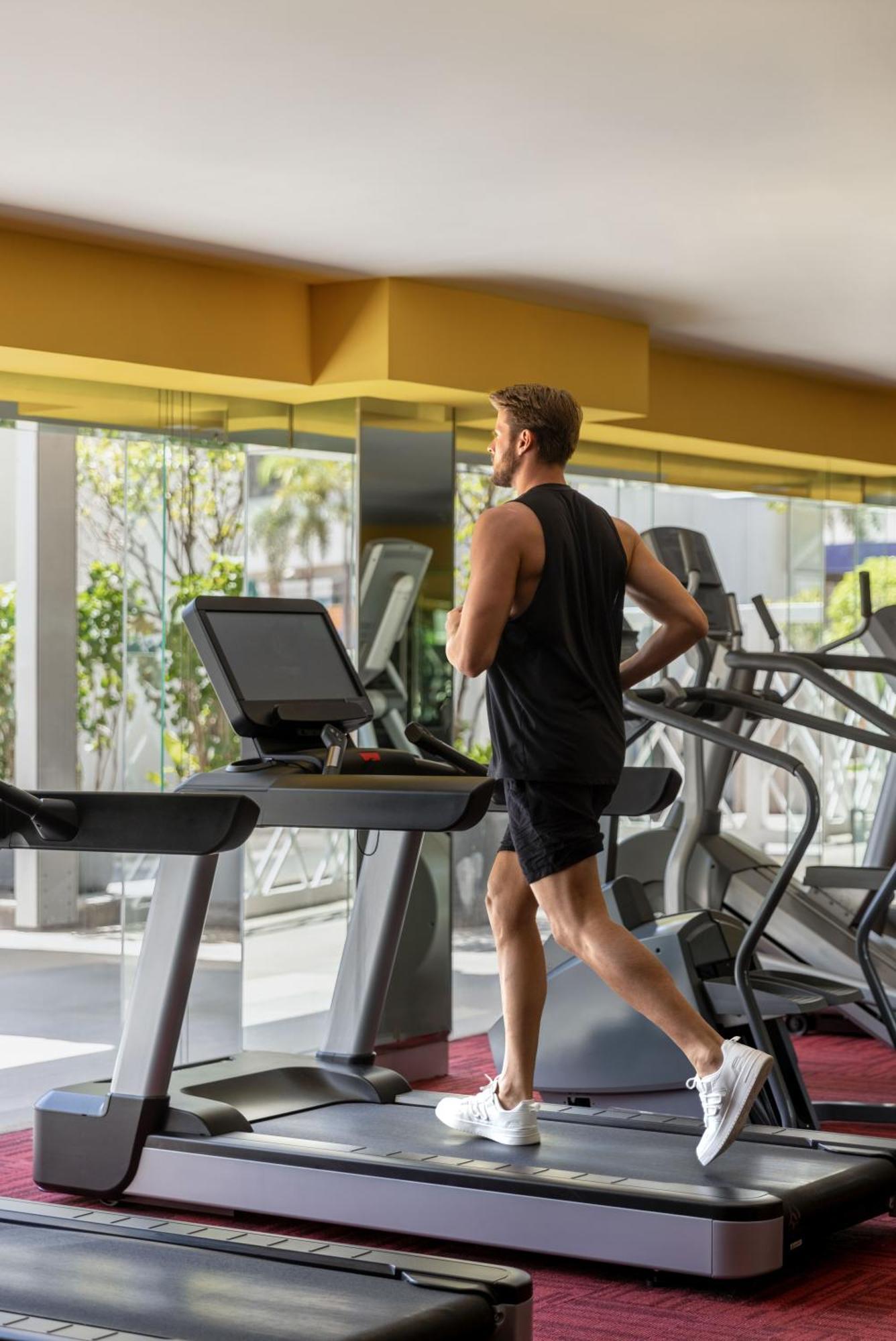 Hotel Dusit Thani Manila Makati City Exterior foto A treadmill in use